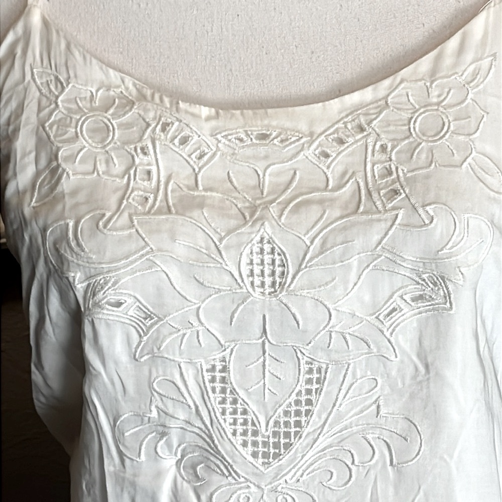 Gianni Bini White Summer Dress. Beautiful Embroidery. Adjustable straps. Lg.